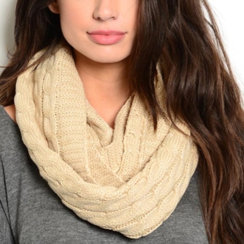 Sale 🏷️NWT Tan Beige Infinity Scarf